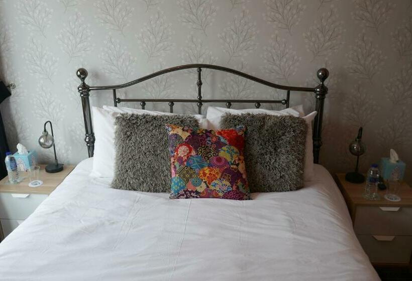 غرفة قياسية ذات إطلالة, The Boundary