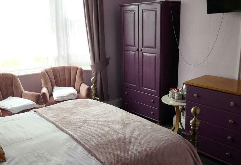 غرفة قياسية سرير كينج, The Boundary