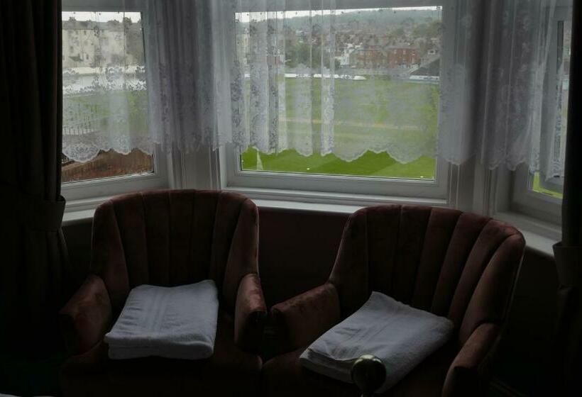 غرفة قياسية سرير كينج, The Boundary