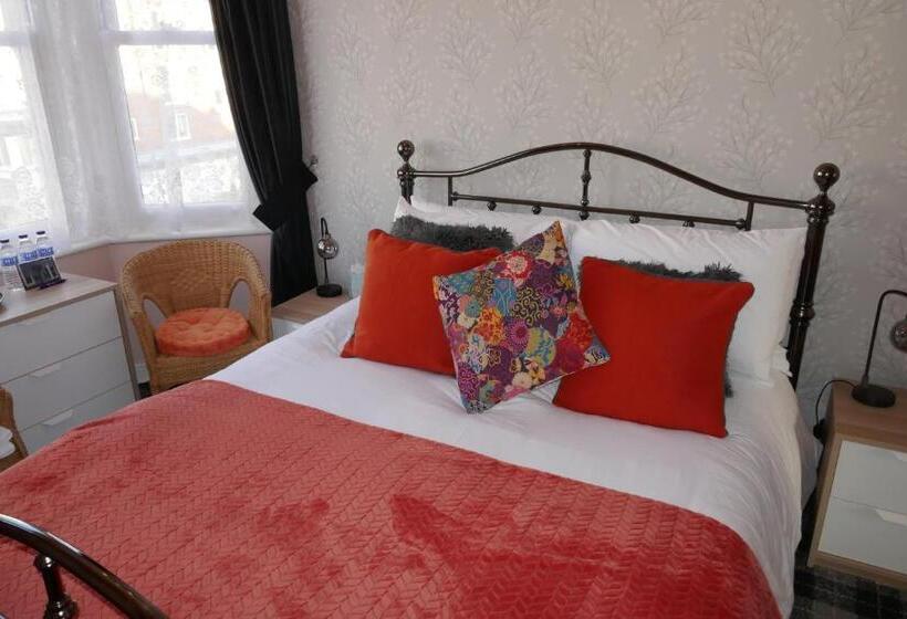 غرفة عائلية, The Boundary