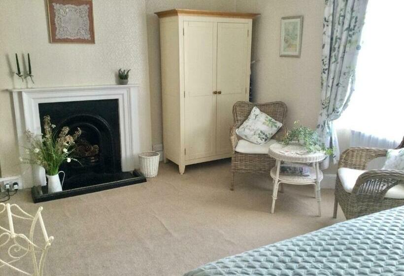 غرفة قياسية, The Old House