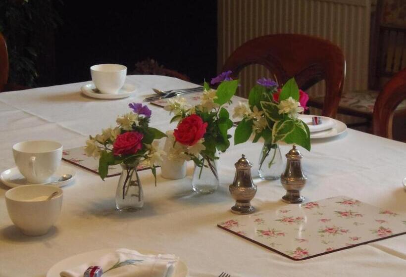 غرفة قياسية, The Old House