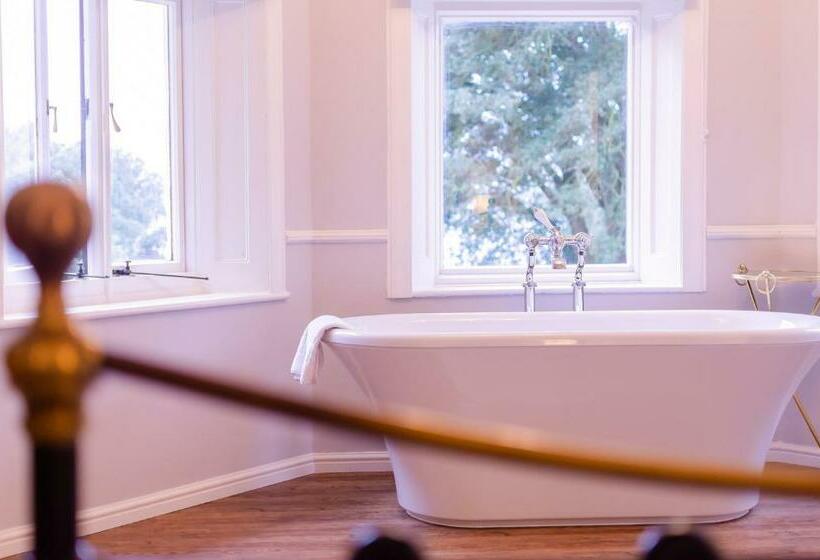 اتاق لوکس با چشم‌انداز دریا, The Alverbank