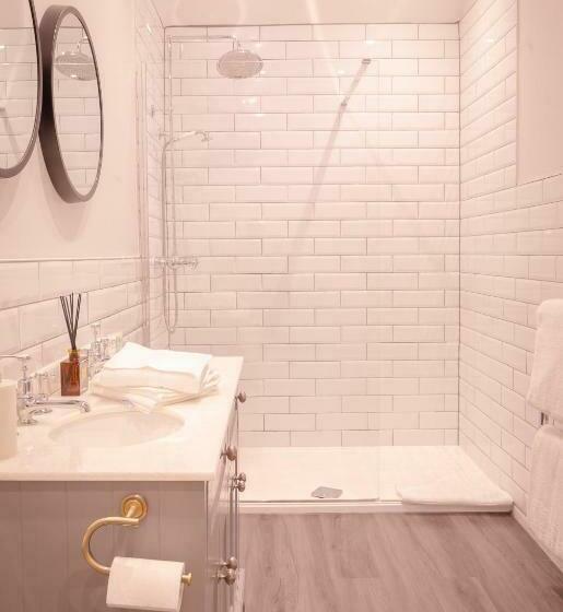 اتاق لوکس با چشم‌انداز دریا, The Alverbank