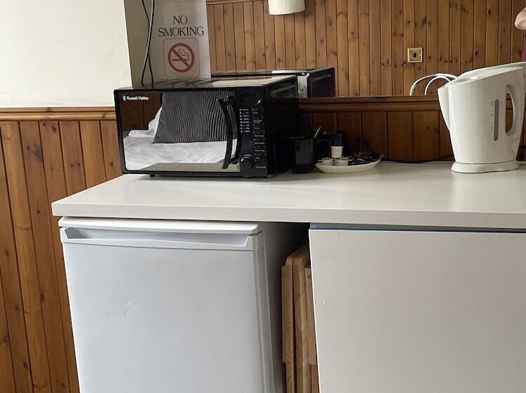 غرفة قياسية, The Banks Of Ury