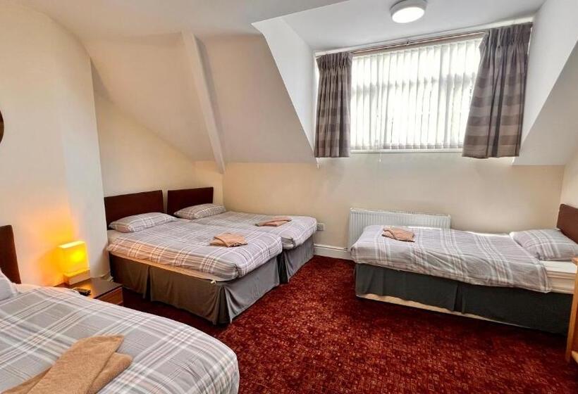 Семейный Номер, The Cabbage Hall