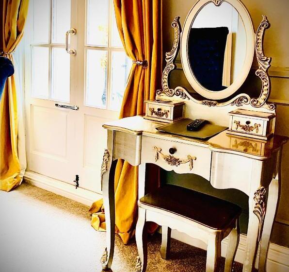 غرفة قياسية سرير كينج, The Capon Tree Town House