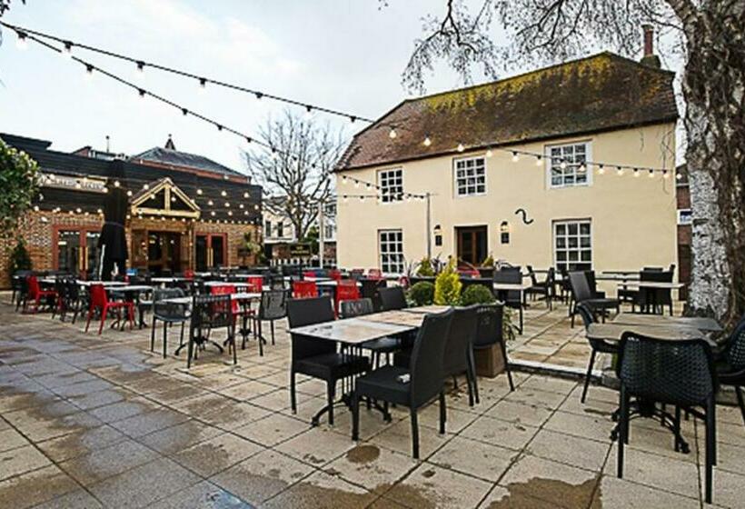 חדר משפחתי, The Hatchet Inn Wetherspoon