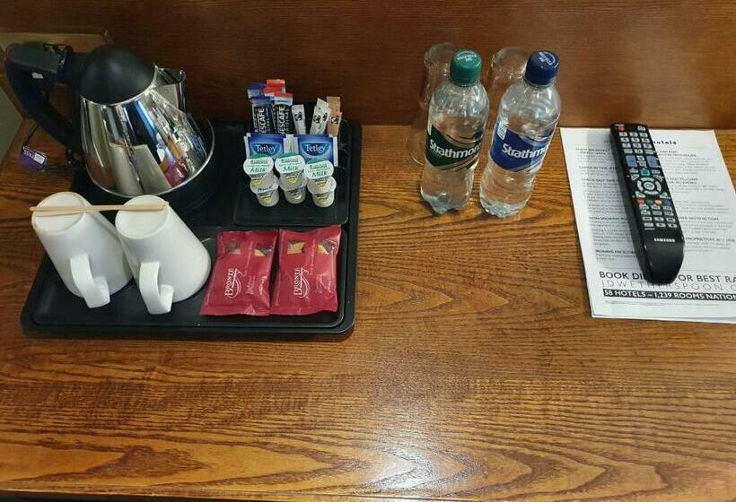 חדר משפחתי, The Hatchet Inn Wetherspoon