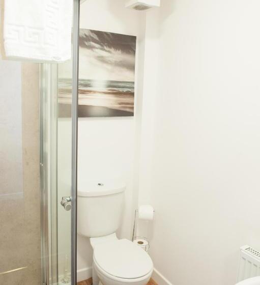 غرفة عائلية, Ardross Glencairn