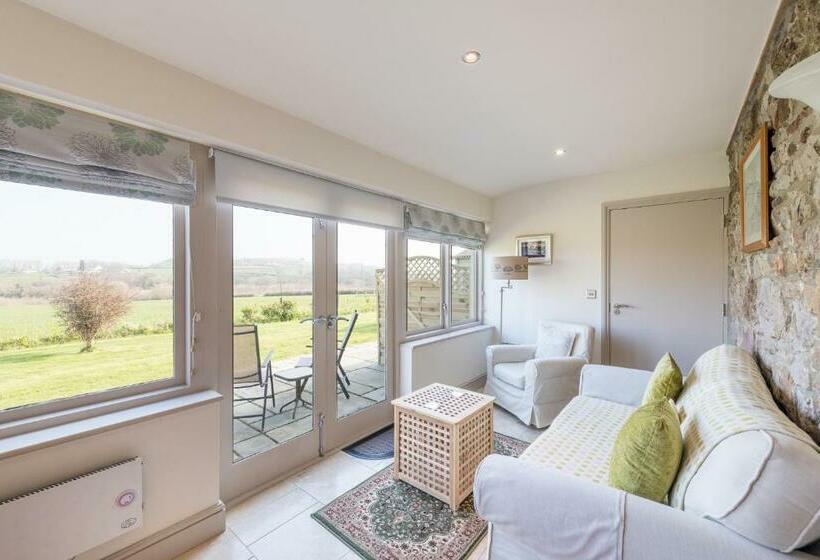 带露台的小型套房, Canaston Oaks