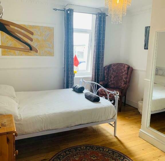 غرفة قياسية, Circle Guest House Bed Only