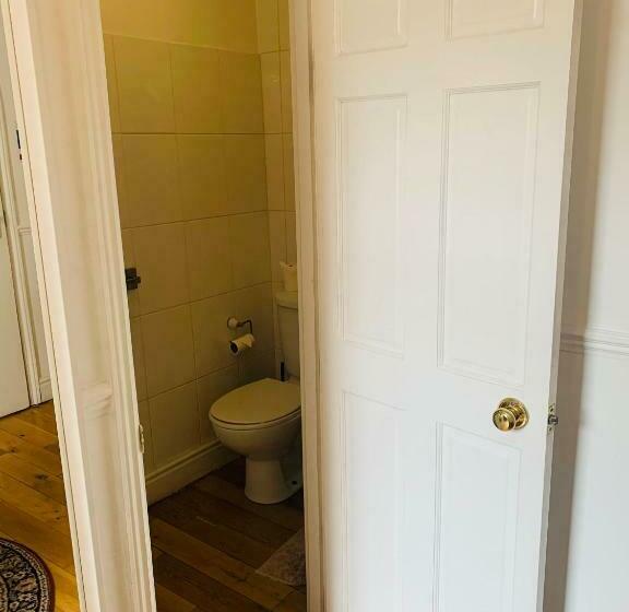 غرفة قياسية, Circle Guest House Bed Only