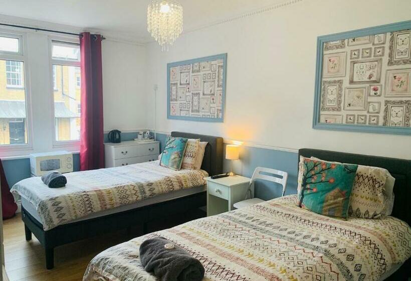 غرفة قياسية, Circle Guest House Bed Only