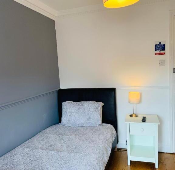 Номер Стандарт Индивидуальный Совместная Ванная, Circle Guest House Bed Only