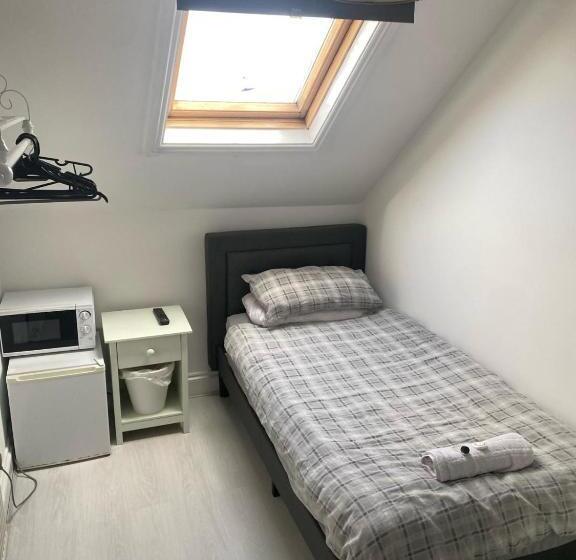 غرفة قياسية فردية, Circle Guest House Bed Only