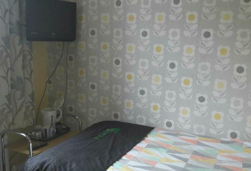 标准单人间, Kirk Lea