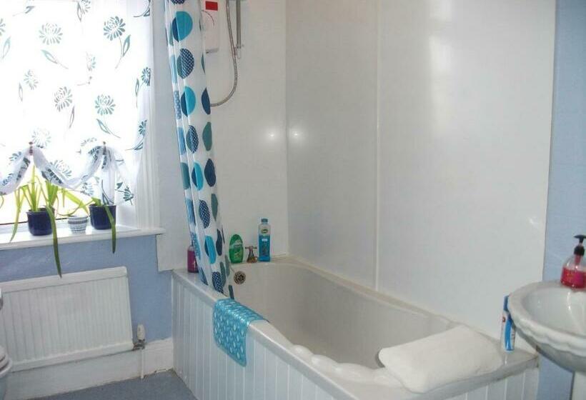 标准单人间, Kirk Lea