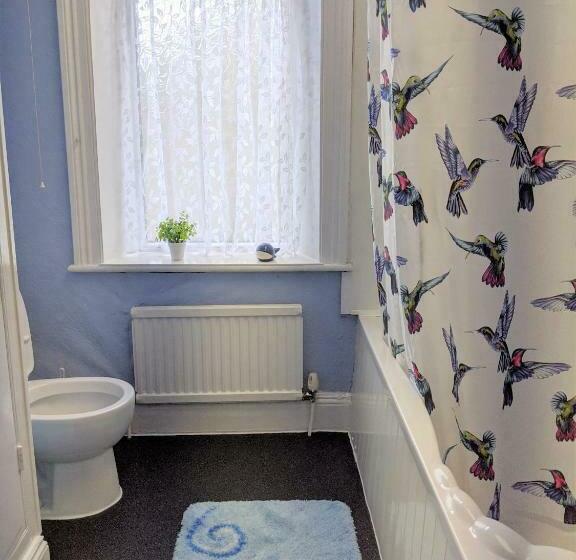 标准单人间, Kirk Lea