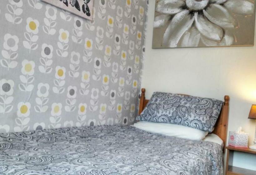 标准单人间, Kirk Lea