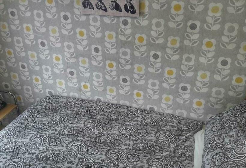 标准单人间, Kirk Lea