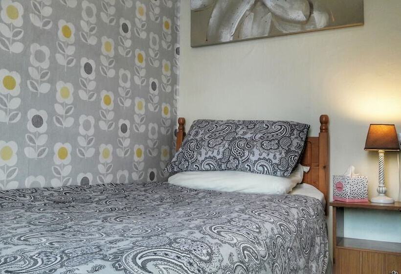 标准单人间, Kirk Lea