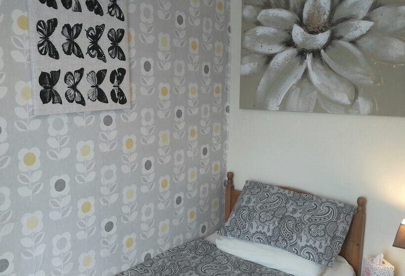 标准单人间, Kirk Lea