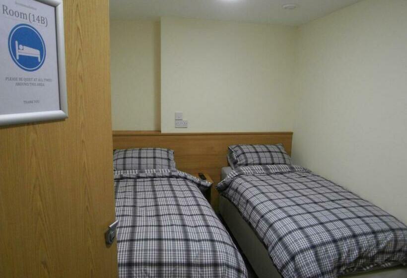 חדר אקונומי, The Stop Hollies Truckstop Café