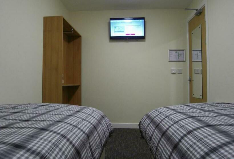 חדר אקונומי, The Stop Hollies Truckstop Café