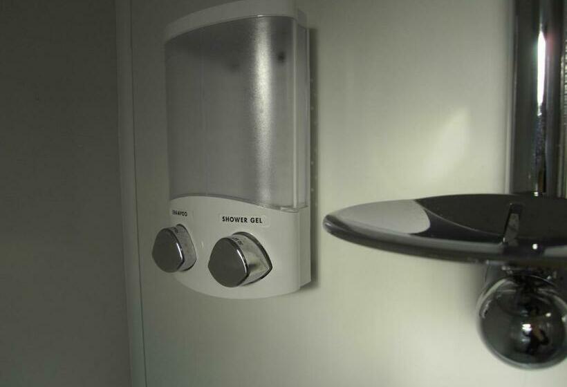 חדר אקונומי, The Stop Hollies Truckstop Café