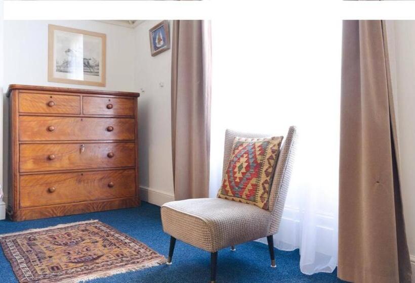 غرفة قياسية, Square Tree House