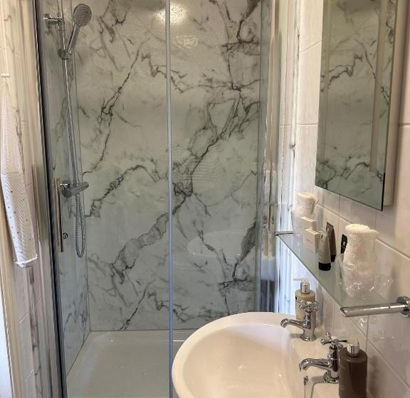 スタンダードルーム, The Charlton Arms