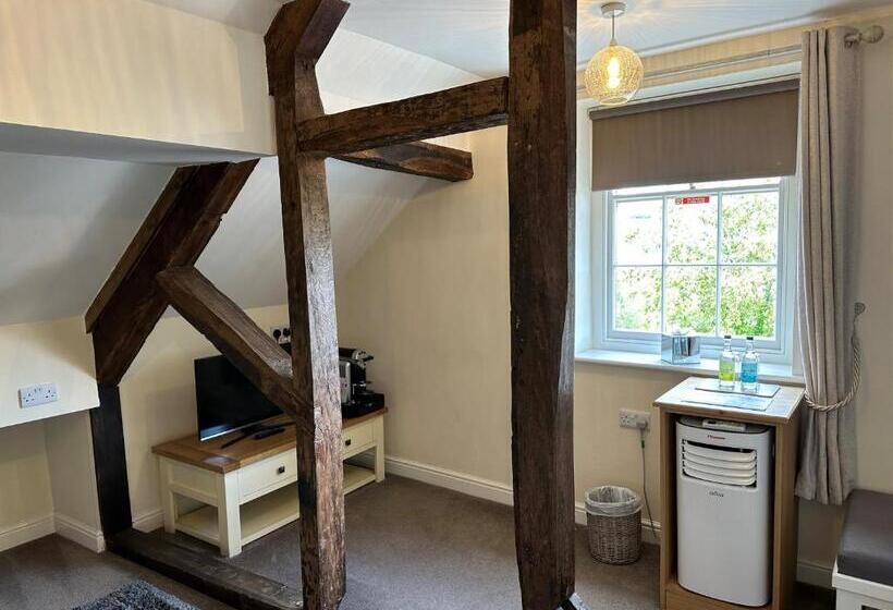 コンフォートルーム, The Charlton Arms