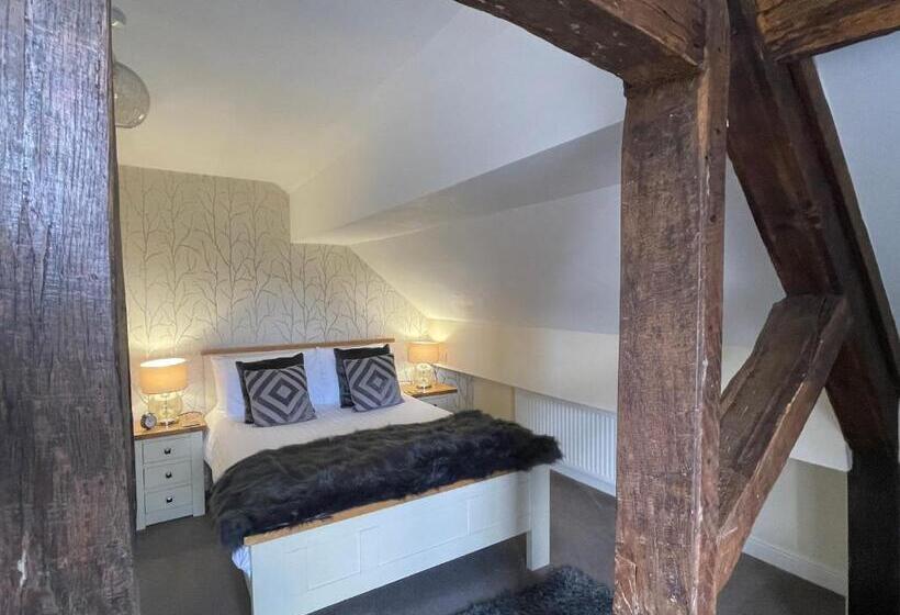 コンフォートルーム, The Charlton Arms