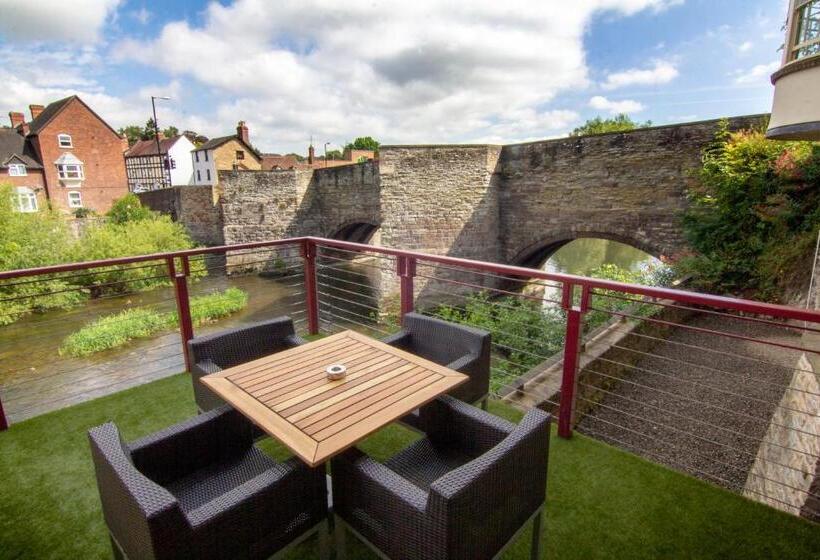 سوئیت با بالکن, The Charlton Arms