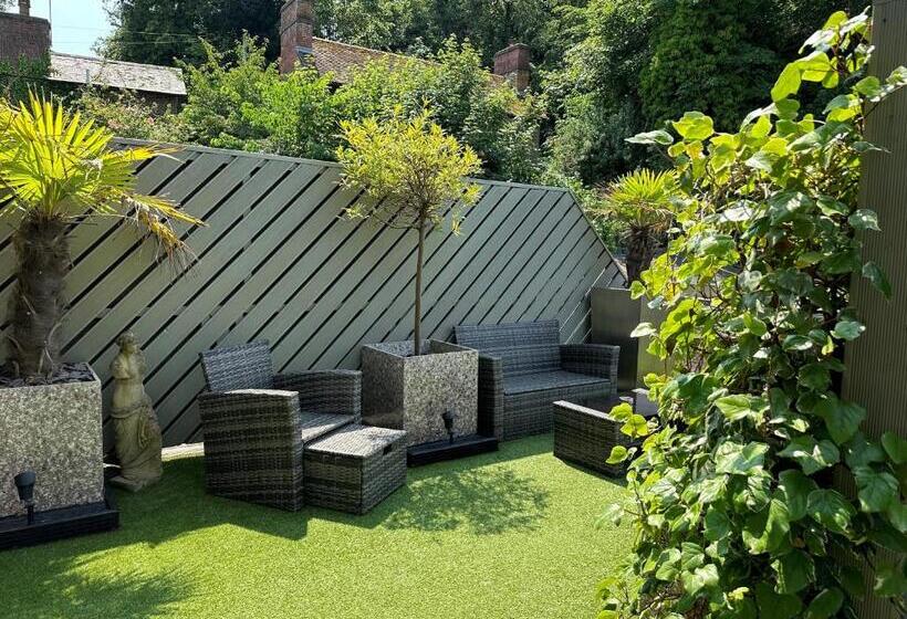 スタンダードルーム, The Charlton Arms