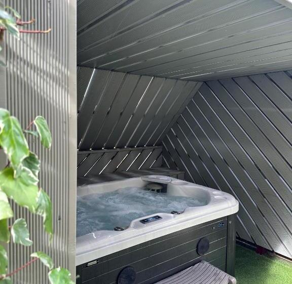 スタンダードルーム, The Charlton Arms