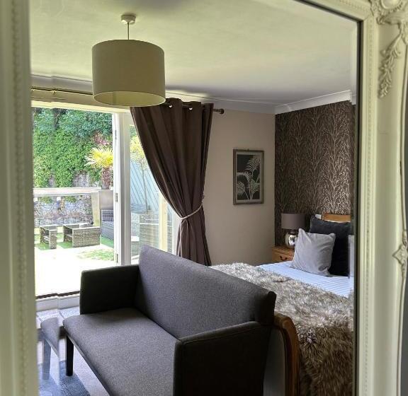 スタンダードルーム, The Charlton Arms