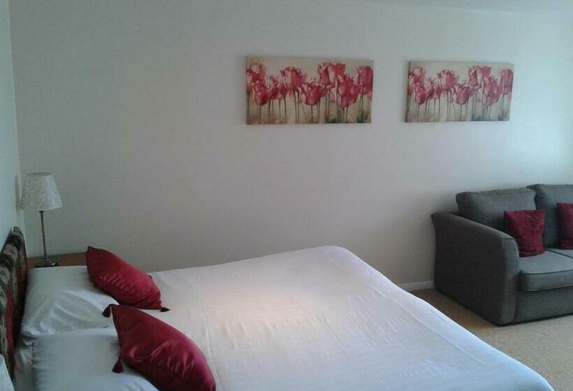 חדר סטנדרט, The Cliff Hall