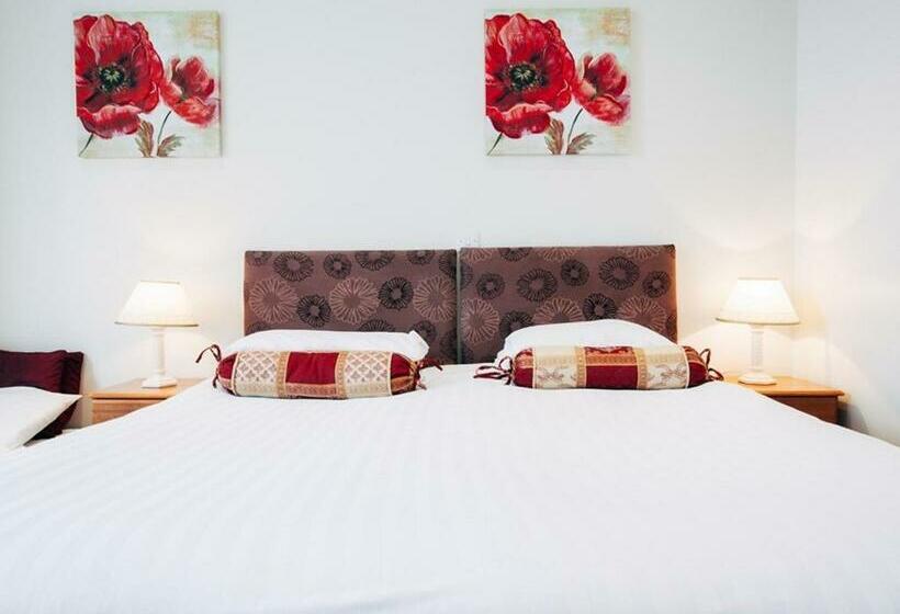 חדר סטנדרט, The Cliff Hall