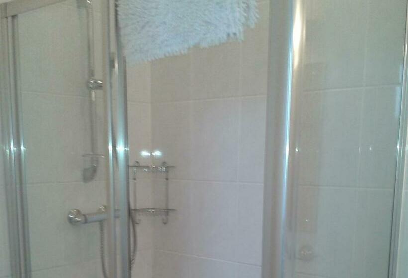 חדר סטנדרט יחיד, The Cliff Hall