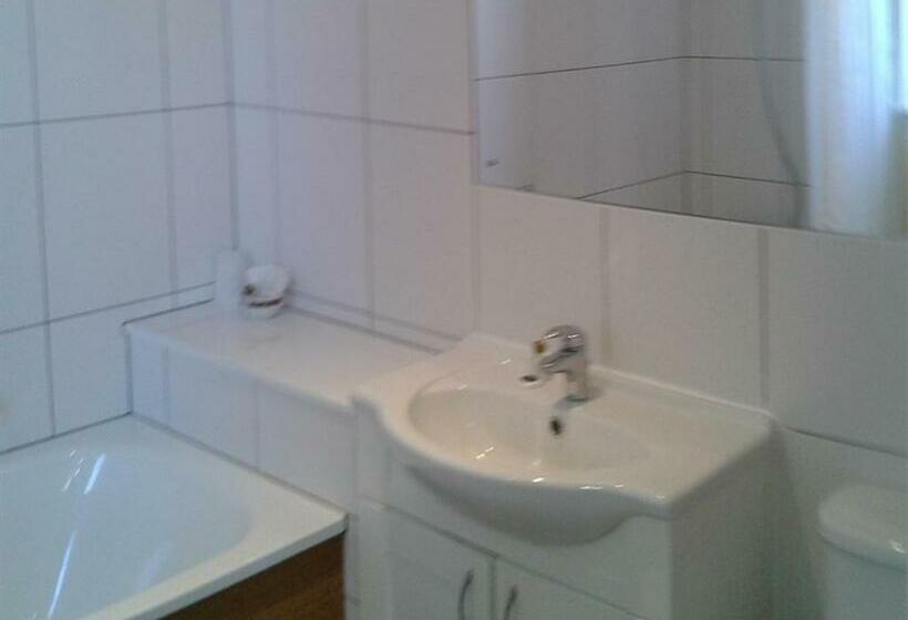 חדר סטנדרט, The Cliff Hall