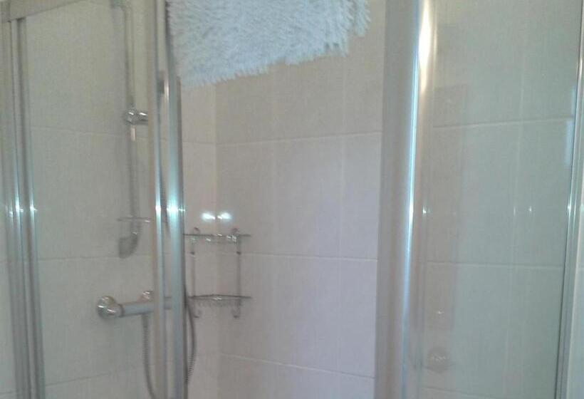 חדר סטנדרט, The Cliff Hall