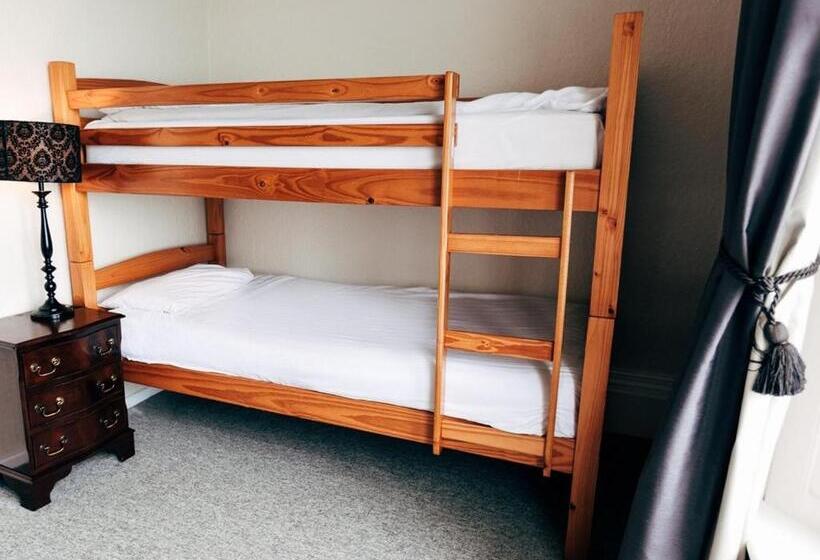 חדר סופריור לשלושה, The Cliff Hall