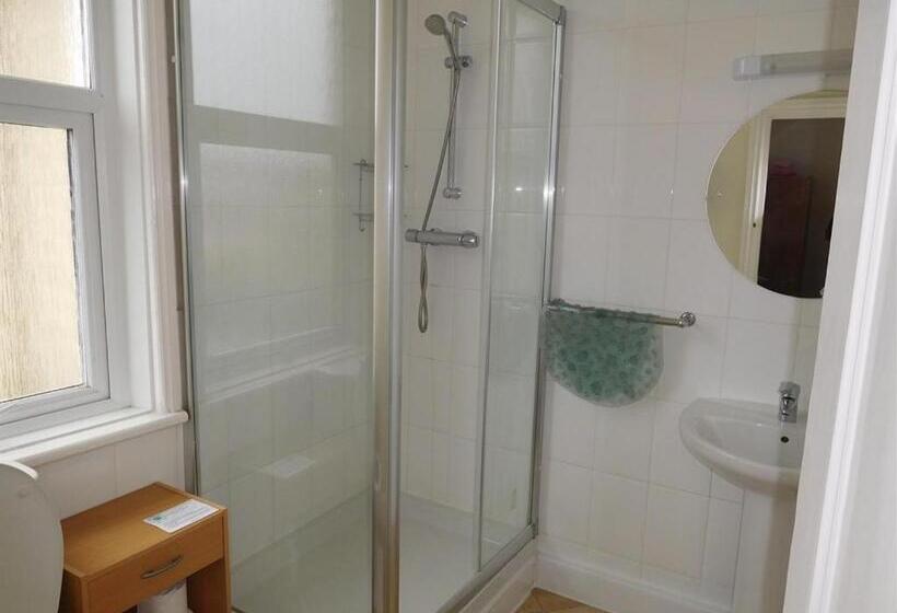 חדר סופריור לשלושה, The Cliff Hall