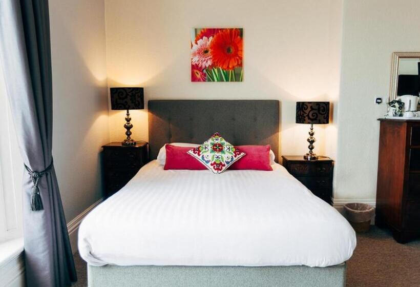 חדר סופריור לשלושה, The Cliff Hall