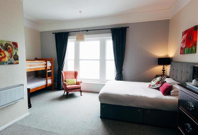 חדר סופריור לשלושה, The Cliff Hall