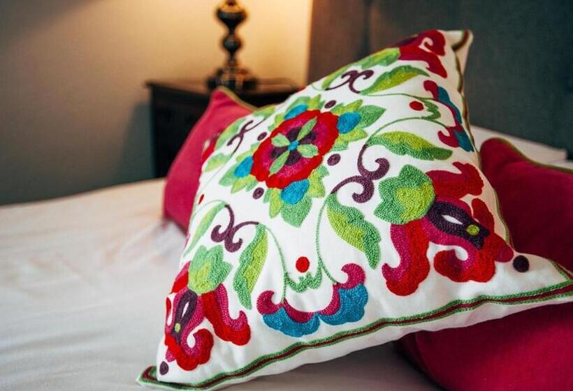 חדר סופריור לשלושה, The Cliff Hall