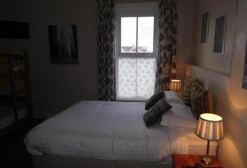 חדר סופריור לשלושה, The Cliff Hall