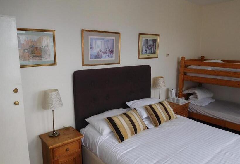 חדר סופריור לשלושה, The Cliff Hall